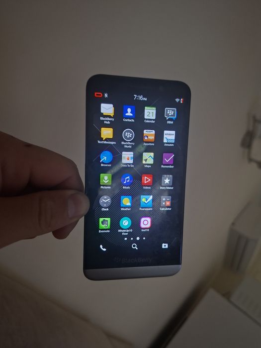 4 броя телефони Blackberry + Iphone