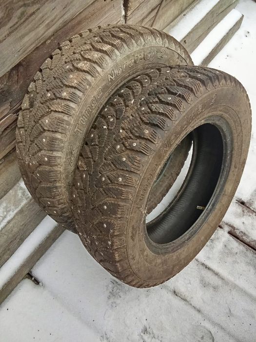 Продам две зимние шины.