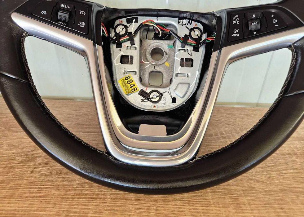 Продавам много запазен кожен мулти волан за Опел Астра Opel Astra J 2010 до 2015