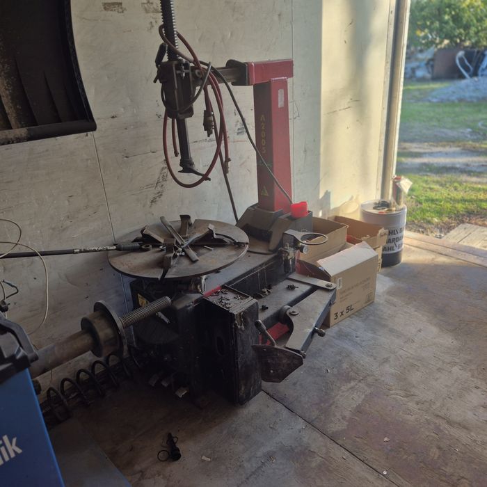 Машина за монтаж демонтаж на гуми