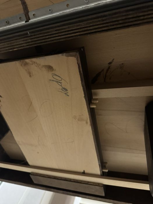 Трапезна маса от масивно дърво