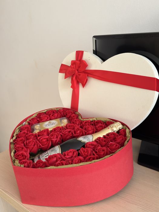 Подаръчна кутия сърце с вечни рози и шампанско