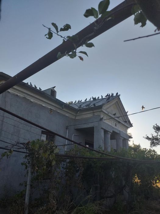 vând CASA DIN CARAMIDA + Anexe + teren