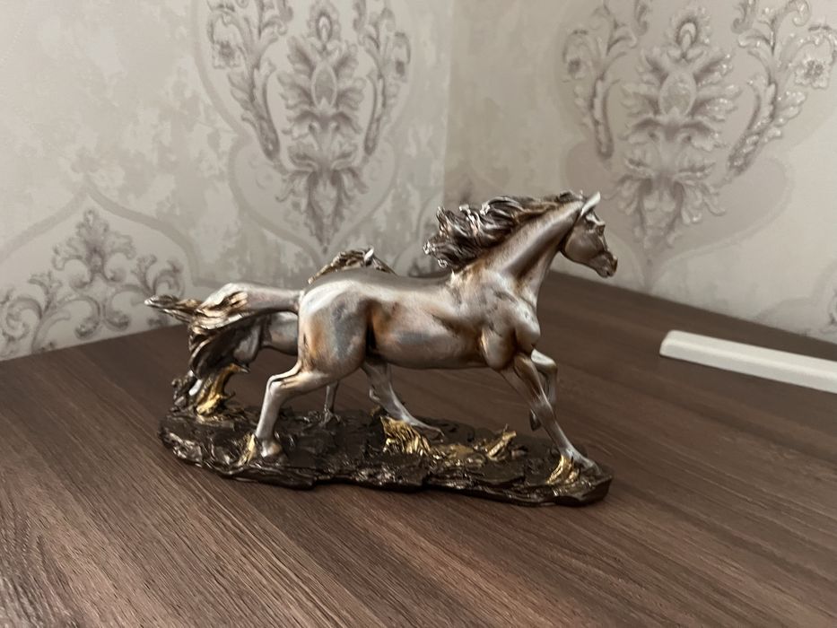 Статуэтка бегущая лошадь