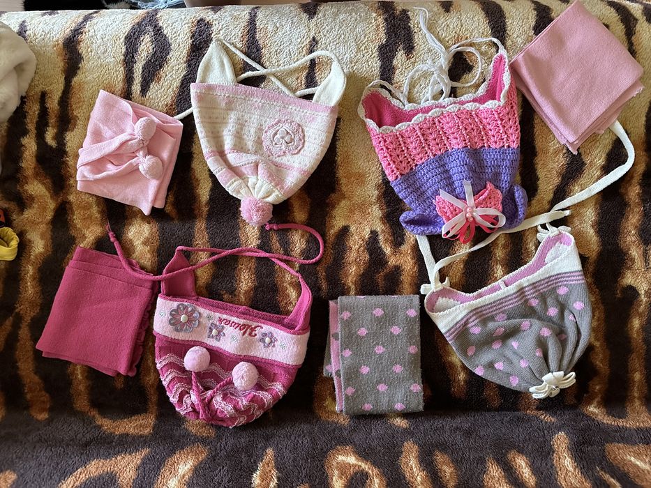 Шапки детские ,варежки.