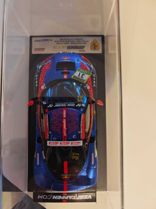 Продавам чисто нов Max Verstappen & Chris Lulham 1:48 модел