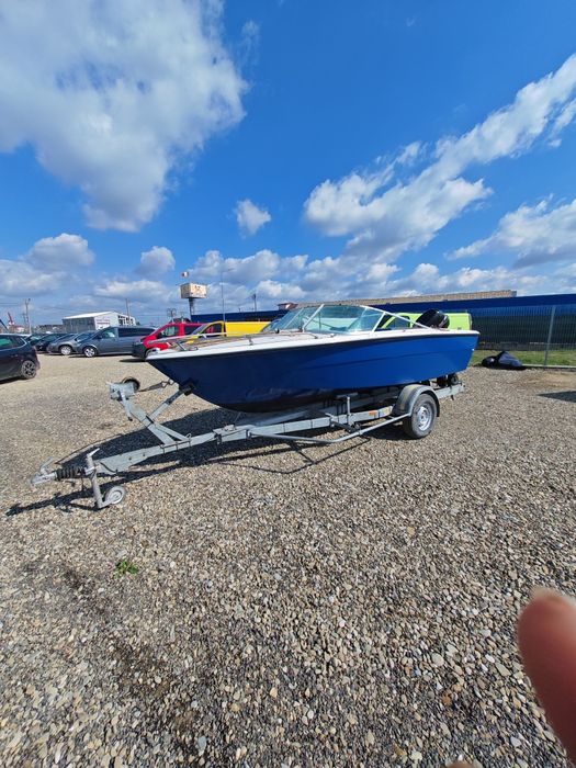 Vând Barca cu motor și peridoc