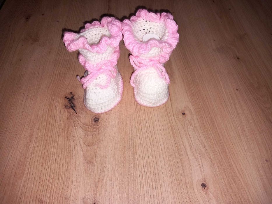 ПОДАРЯВАМ Нови ръчно плетени дрешки, жилетки, буйки, терлички