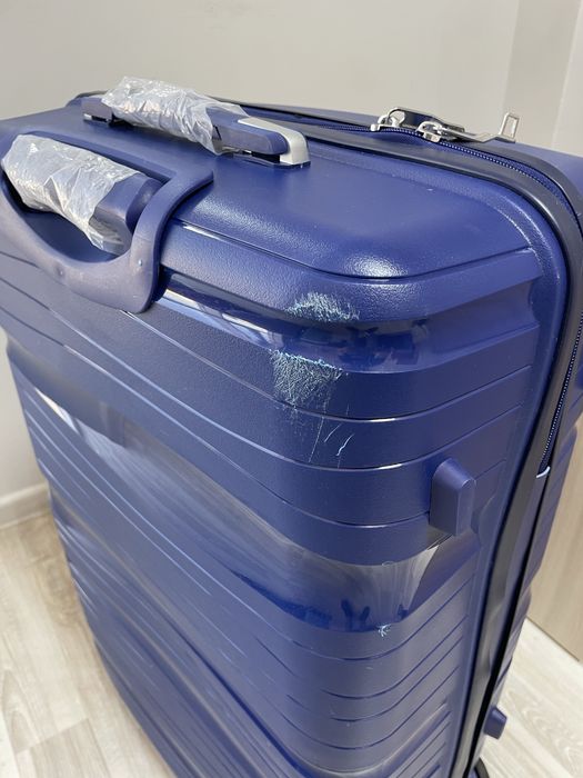 Большой чемодан L, не большой дефект