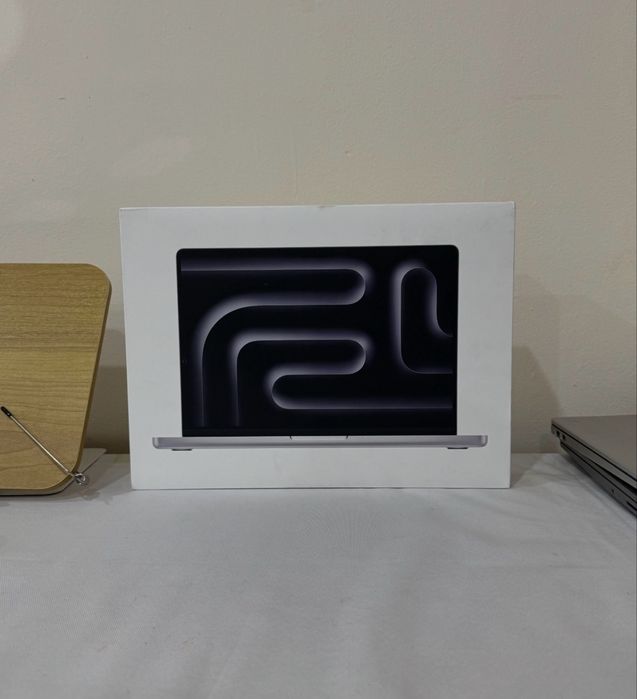 Macbook pro 14 ( M5 chip , 16GB memory 512 gb storage )