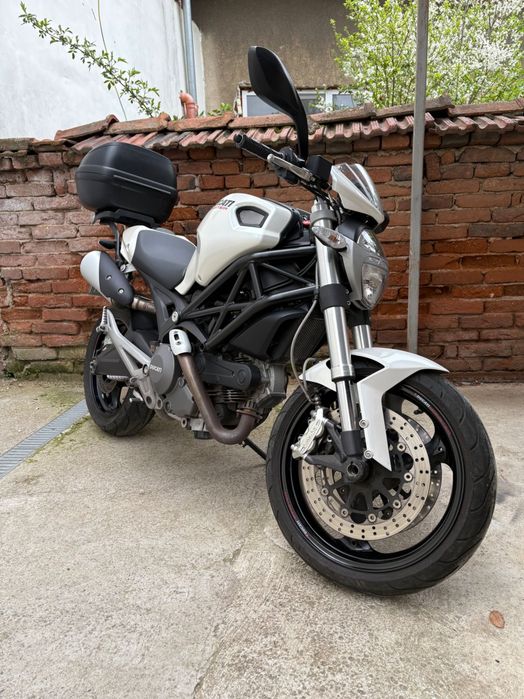 Продавам DUCATI Monster 696 ,  2009 година.  Тел: +359888370330 . Цена 3200€