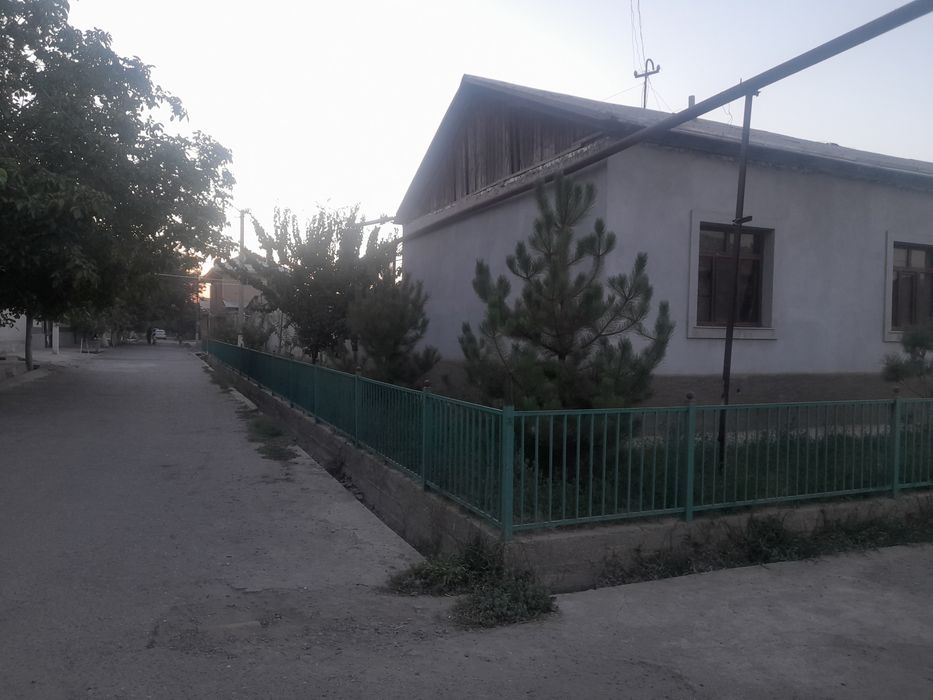 Uy sotiladi 11 sotix.