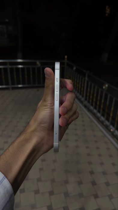 Iphone 13 white.