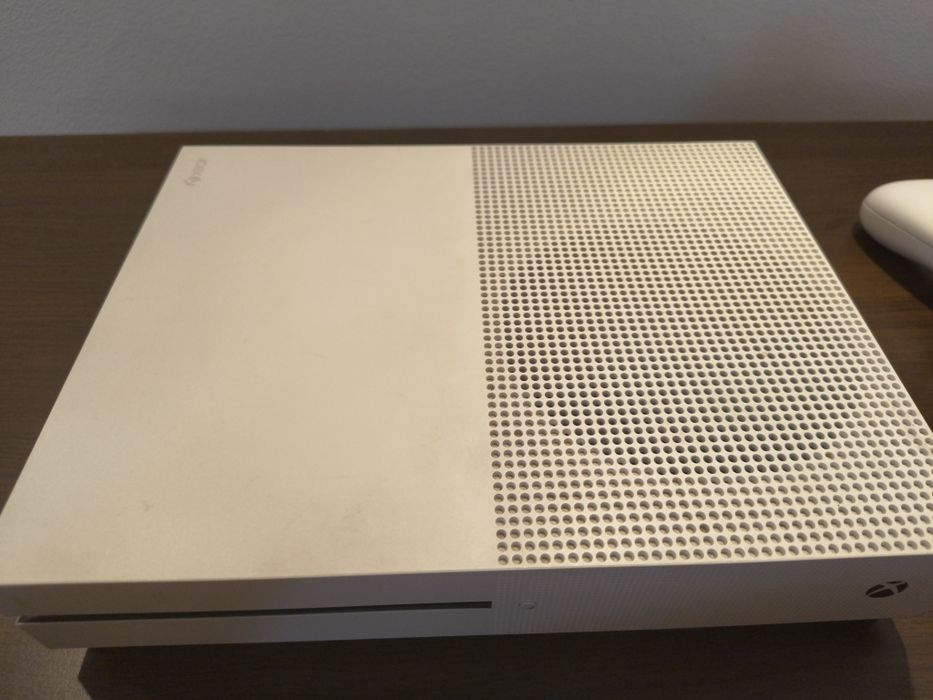 Vând Xbox One S, 1TB cu doua controlere