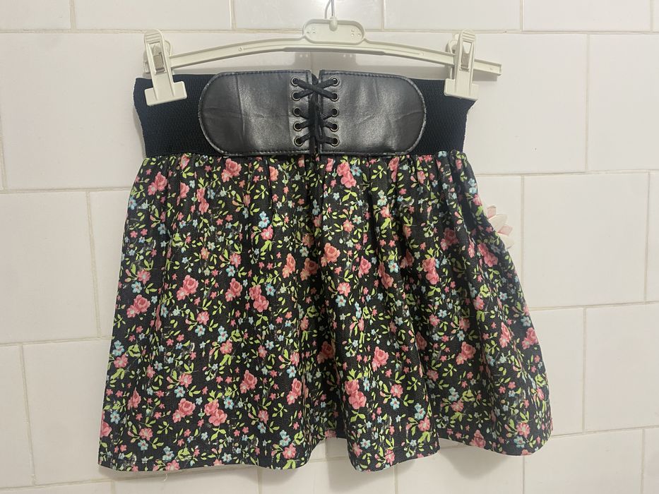 Fustă florală neagră, cu talie elastică și detaliu tip corset centura