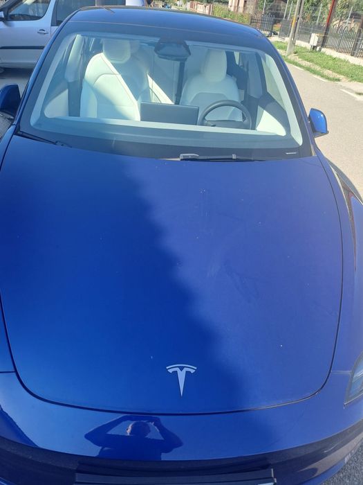 Tesla model 3 AWD Long Range albastra cu interior alb permium