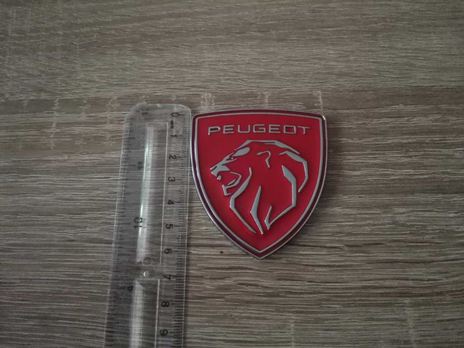 металнa емблема Peugeot червено със сребристо