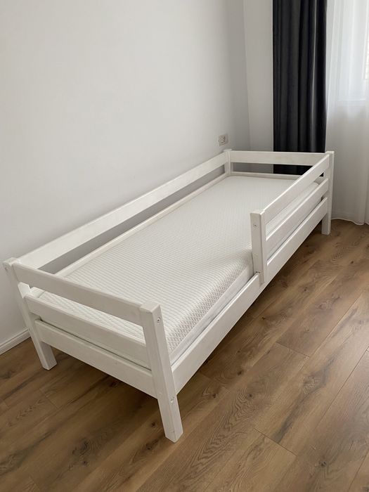 Pat din lemn masiv cu saltea