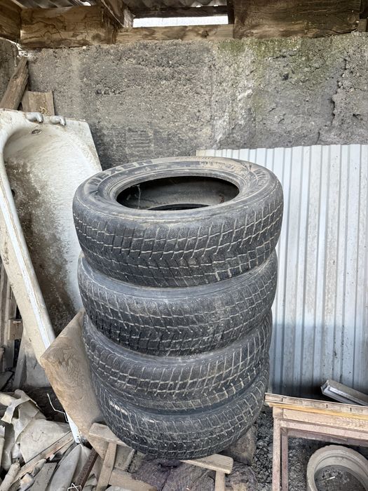 Продам зимние шины 235/65R17