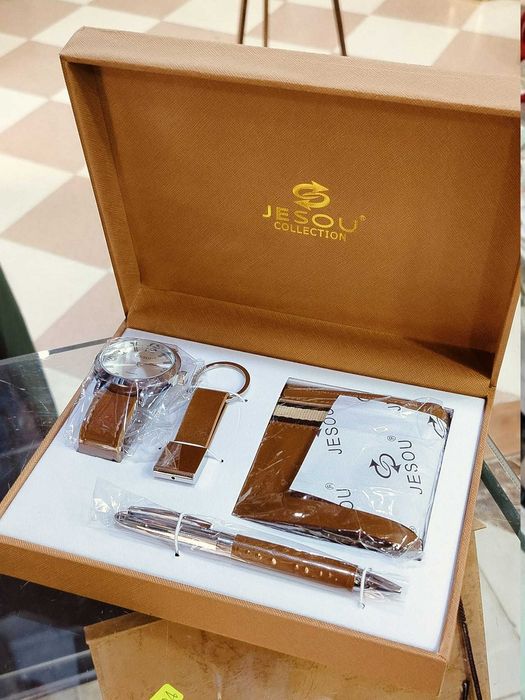 Елегантен подаръчен комплект за мъже 4в1