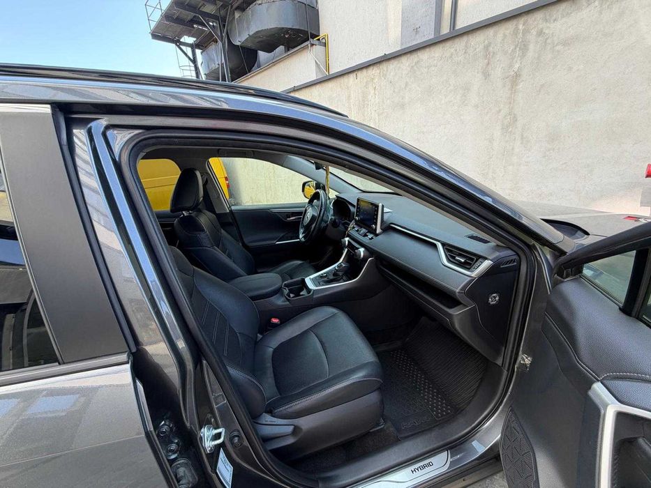 Toyota RAV4 Hybrid Luxury Plus, Full option, Carlig, 2 seturi jante aliaj cu cauciucuri, Martie 2022