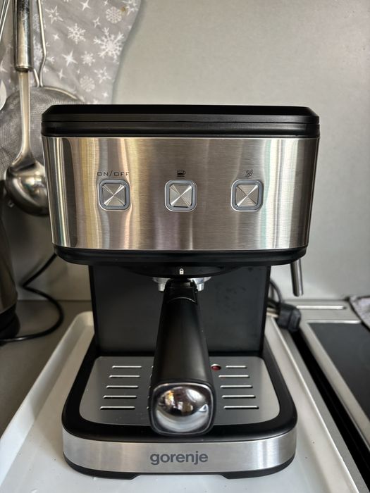Продавам нова кафе машина gorenje, кафе машината е в гаранция, работи!