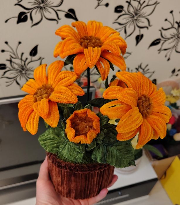 Ghiveci decorativ din sârmă plușată