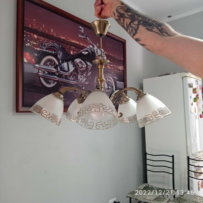 Продам люстру новая