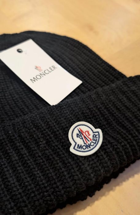 Caciula Moncler nouă