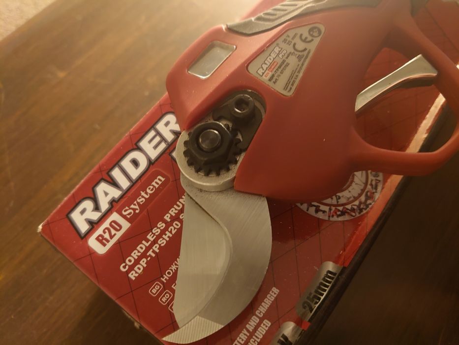 Лозарска акумулаторна ножица Raider