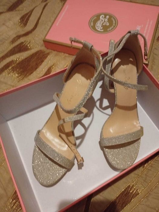 Туфли модельные на каблуках