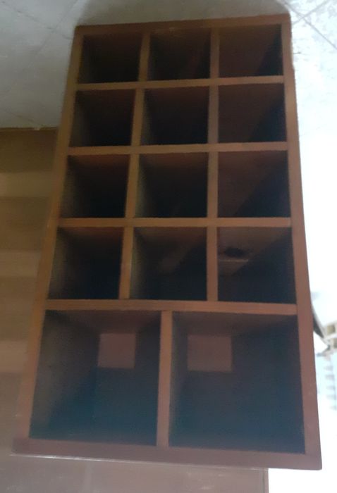 Кухненски шкафове от дърво масив и маса със столове запазени