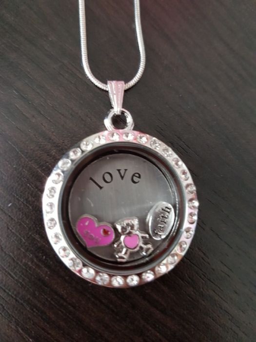 Pandantive elegante ideale pentru cadou de sarbatori