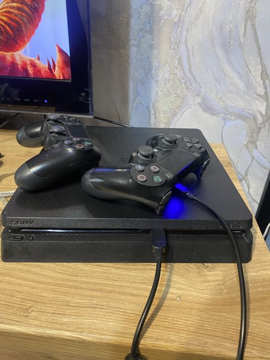 Sony PlayStation 4 в хорошем состоянии два джостика