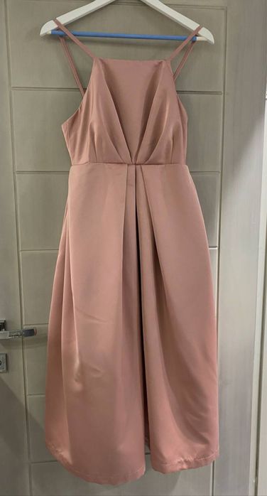 Розовое платье французской длины