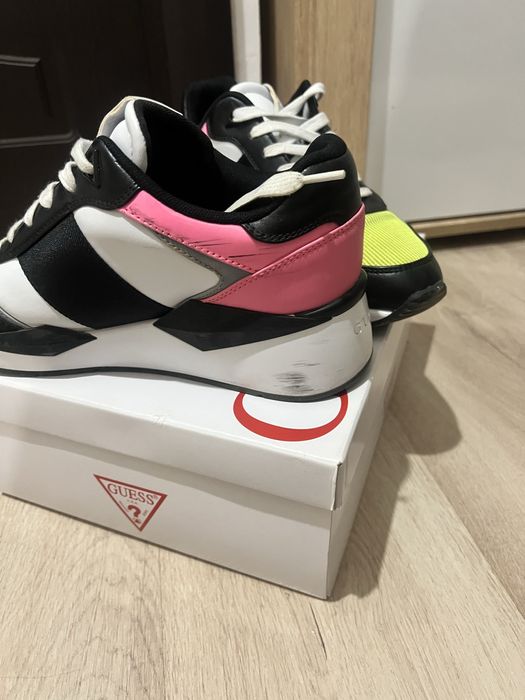 Оригинални дамски маратонки Guess