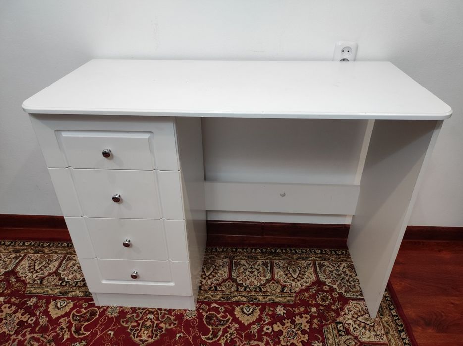 Стол с выдвижными ящиками