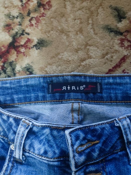 Продам женские джинсы