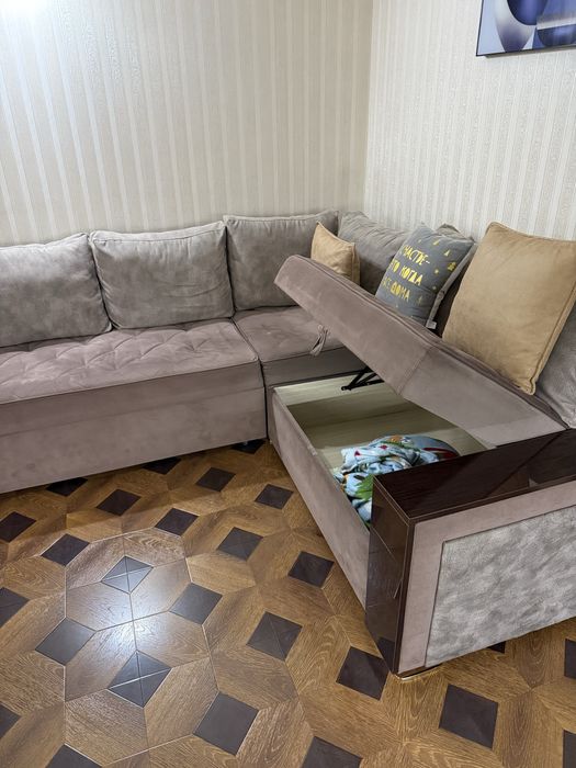 Диван с подушками