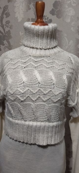 Продаются вязаный  свитер ,женская жилетка , юбка из ангорки