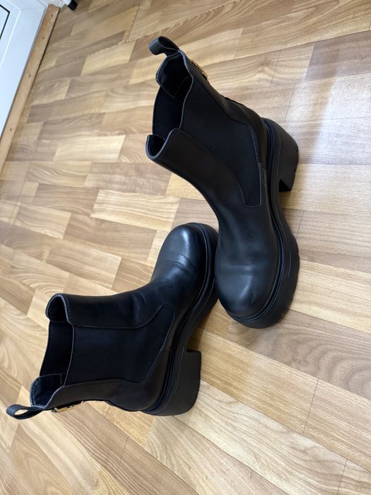 Чисто нови боти от едтествена кожа на марката Liu Jo