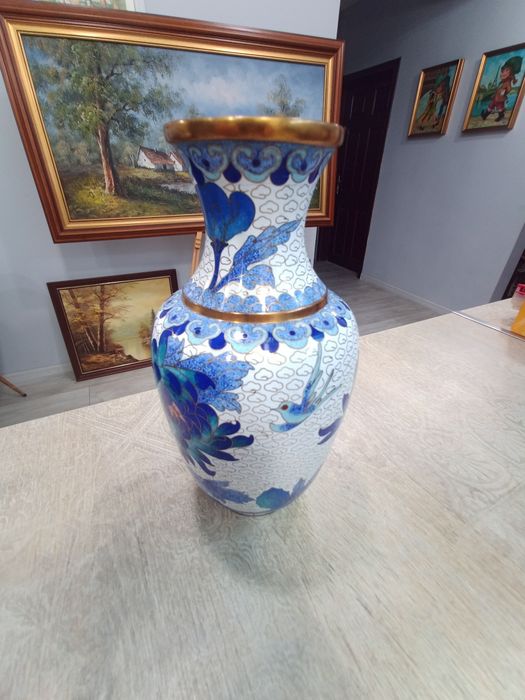 Китайска ваза Клоазоне (Cloisonné) – изящна изработка от мед, емайл и позлата (21х11 см)