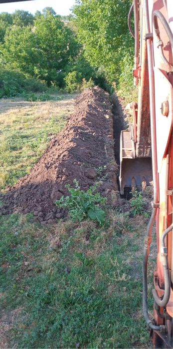 Извършвам услуги с комбиниран багер