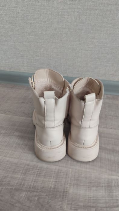 Продаються ботинки