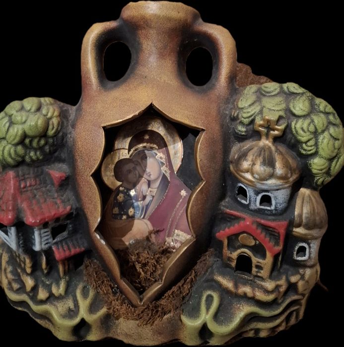 Голям керамичен параклис със Света Богородица и манастир