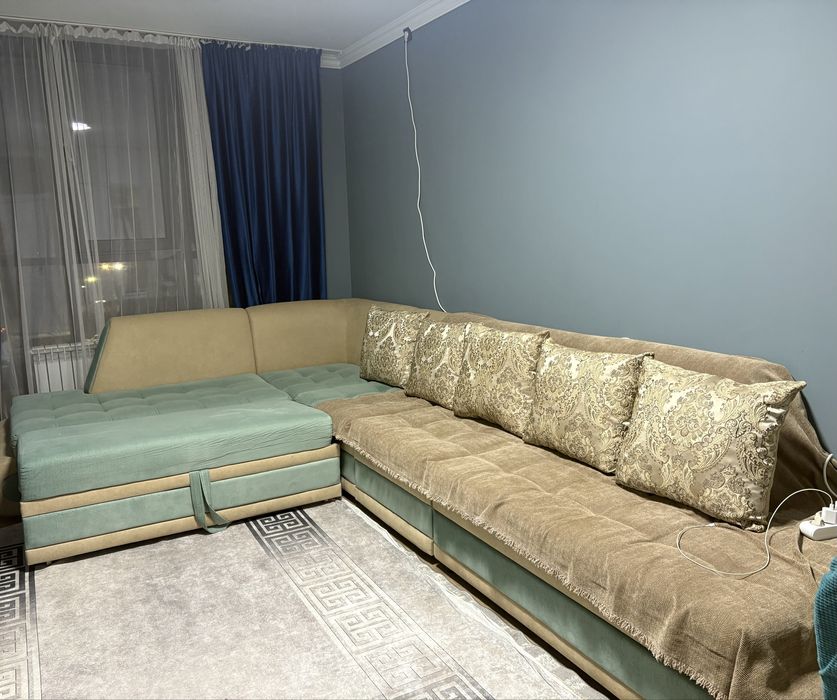 Продам угловой диван+пуфик