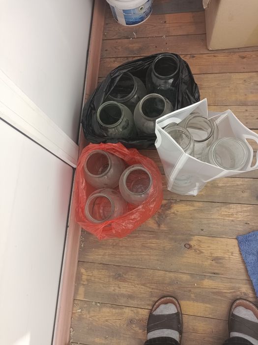 Отдам даром банки разные