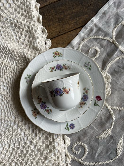 Порцеланови чаши с цветя