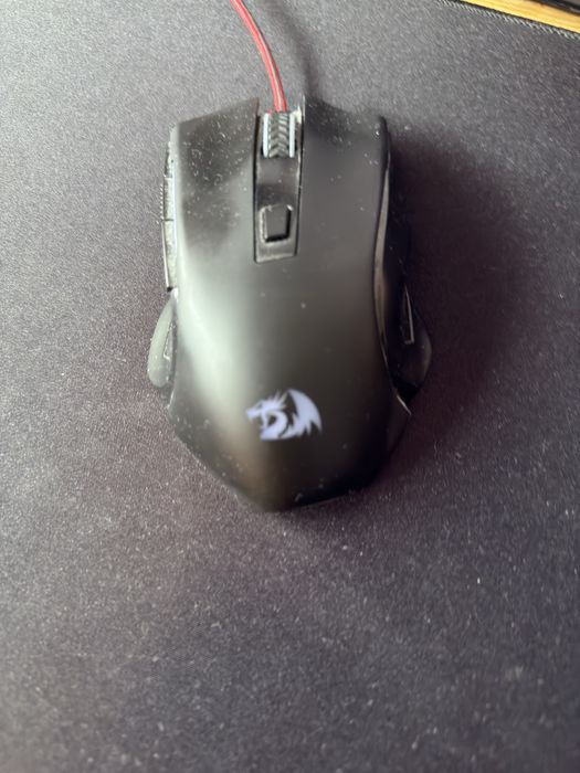 Mouse redragon pe fir