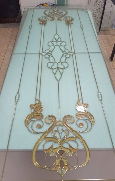 Gulli naqshli oyna vitraj